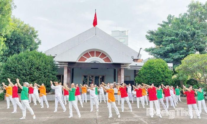 Người cao tuổi tham gia tập thể dục dưỡng sinh, rèn luyện sức khỏe mỗi sáng tại địa phương.