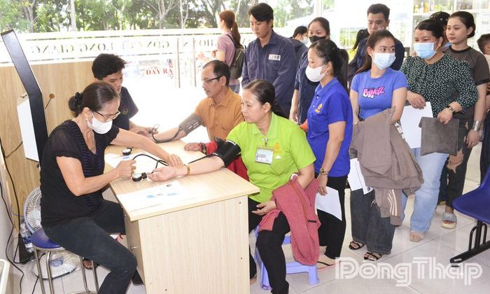 Công đoàn các Khu công nghiệp, Khu kinh tế Đồng Tháp tổ chức khám, tư vấn sức khỏe, cấp phát thuốc miễn phí cho 500 đoàn viên, người lao động có hoàn cảnh khó khăn.