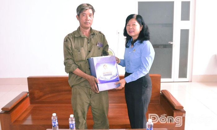 Đồng chí Huỳnh Thị Tuyết Vui, Ủy viên Ban Chấp hành Tổng Liên đoàn Lao động Việt Nam, Tỉnh ủy viên, Chủ tịch Liên đoàn Lao động tỉnh, thăm hỏi, động viên và tặng quà người lao động mắc bệnh hiểm nghèo, bệnh nghề nghiệp tại Công ty TNHH MTV Cơ khí công trình TICCO Tân Phước, xã Tân Phước 3, tỉnh Đồng Tháp.