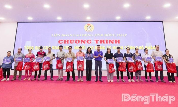 Đại diện Liên đoàn Lao động tỉnh Đồng Tháp và đơn vị tài trợ trao tặng 60 phần quà cho đoàn viên, người lao động có hoàn cảnh khó khăn tại buổi lễ.