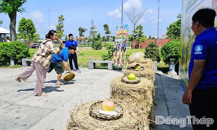 Đoàn viên, thanh niên tham gia các trò chơi tại khu vực bố trí trò chơi dân gian.