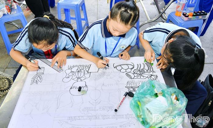 Các em thiếu nhi gửi gắm những ước mơ, khát vọng về một miền quê Đồng Tháp ngày càng phát triển, giàu đẹp, ấm no và hạnh phúc.