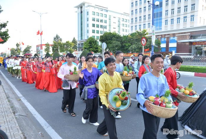 Đoàn diễu hành thu hút khoảng 200 người tham gia.