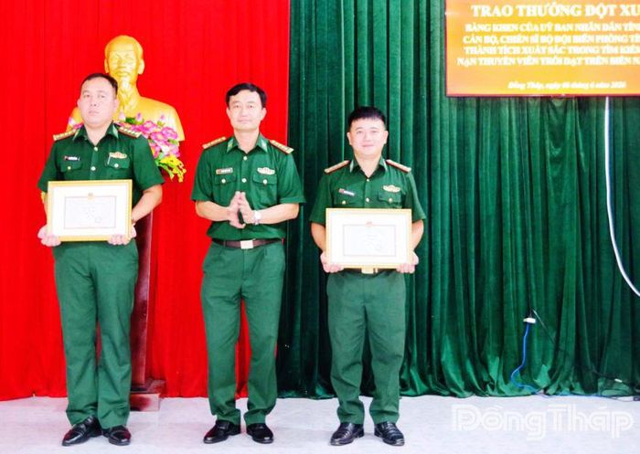 Đại tá Nguyễn Quốc Thanh trao Giấy khen của Ban Chỉ huy Bộ đội Biên phòng tỉnh Đồng Tháp được cho 2 cá nhân.