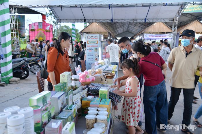 Không gian trưng bày, giới thiệu sản phẩm du lịch Đồng Tháp thu hút đông người dân đến tham quan.