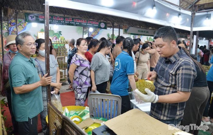Các loại trái cây chủ lực, sản phẩm chế biến từ trái cây của Đồng Tháp thu hút đông người dân đến tham quan và mua sắm.