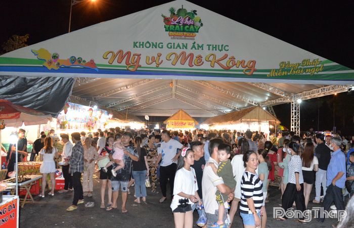Không gian ẩm thực “Mỹ vị Mê Kông” chật kín người đến tham quan ăn uống vào tối 7-6.