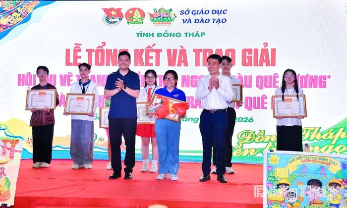 Đồng chí Lê Hoàng Quyết, Phó Chủ tịch Ủy ban MTTQ Việt Nam tỉnh, Bí thư Tỉnh Đoàn Đồng Tháp và đồng chí Trương Trọng Nghĩa, Chủ tịch Hội Liên hiệp Văn học Nghệ thuật tỉnh trao giải Nhất Hội thi kể chuyện cho đội thi xuất sắc.