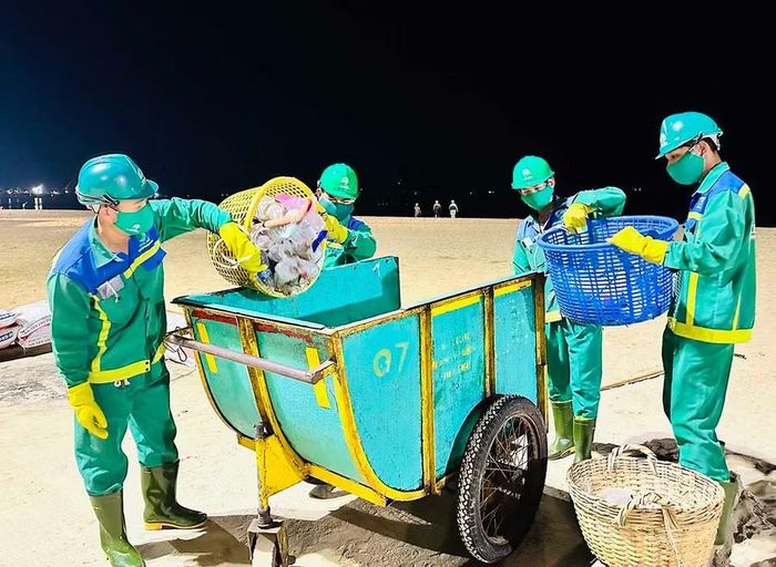  Rác thải sau khi thu gom được vận chuyển về điểm tập kết để xử lý theo quy định. Ảnh: D.Đ 