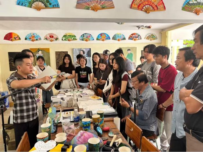  Các sinh viên Khoa Văn hóa Nghệ thuật giao lưu cùng họa sĩ khách mời. Ảnh: Thanh Sáng 