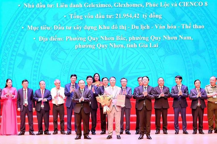 Tỉnh Gia Lai trao quyết định chấp thuận chủ trương đầu tư, cấp giấy chứng nhận đăng ký đầu tư và ký kết các biên bản ghi nhớ hợp tác (MOU) cho các dự án. Ảnh: Đ.T