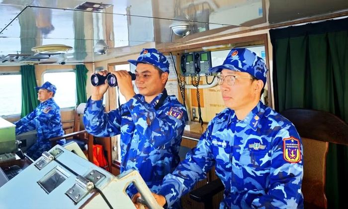 Cán bộ, chiến sĩ Hải đội 211 thực hiện nhiệm vụ trên biển. Ảnh: N.B.C