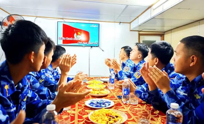 Chi đoàn Tàu CSB 6001 tổ chức sinh hoạt chính trị, tư tưởng rèn luyện kỷ luật cho đoàn viên thanh niên. Ảnh: N.B.C
