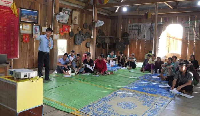 Chị Đinh Thị Hạnh và các hộ dân được tham gia lớp tập huấn “Khai thác mật ong bền vững và hệ thống PGS” mới được tổ chức trong tháng 5 vừa qua. Ảnh: Thanh Sáng