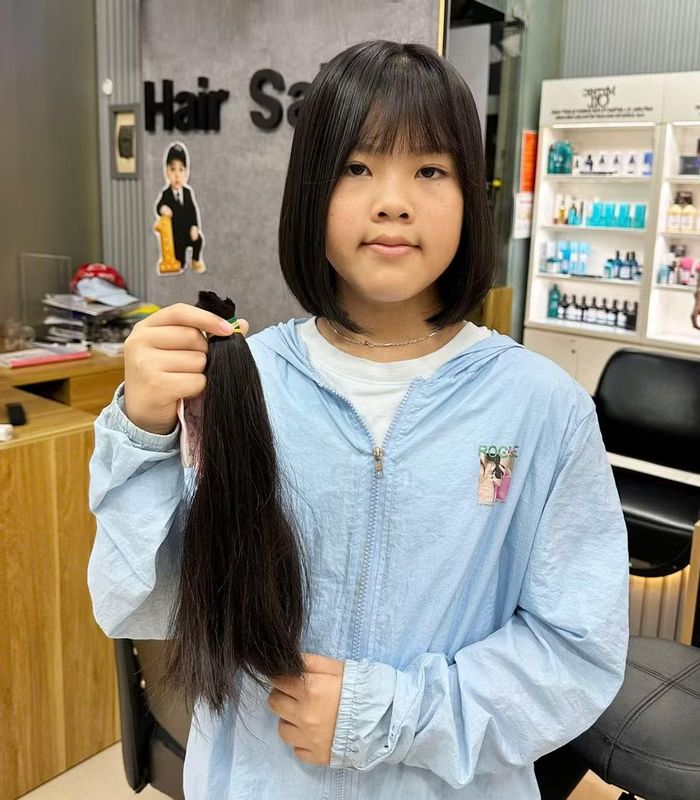  Em Hồ Lê Nhã Uyên (phường Pleiku) hiến tóc tại salon Phan Sơn. Ảnh: ĐVCC 