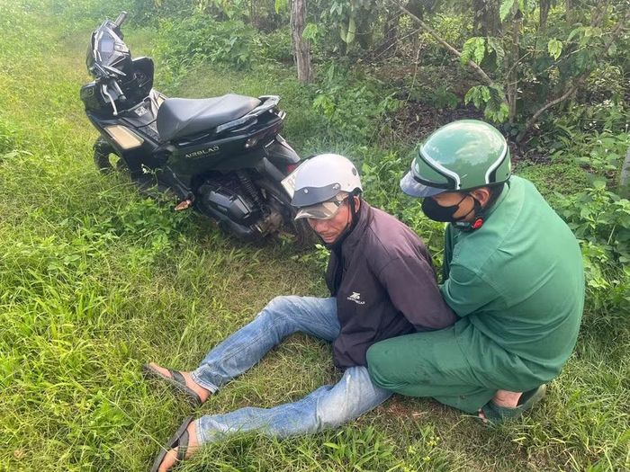  Đối tượng Them đã bị bắt giữ sau khi mua ma túy của Phong. Ảnh: Quang Thiện 