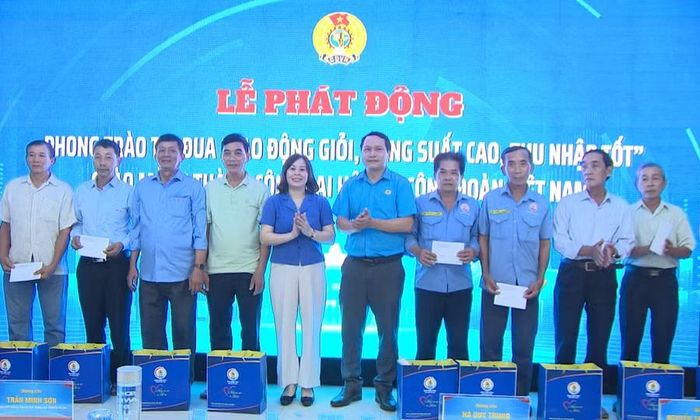  LĐLĐ tỉnh Gia Lai trao quà cho đoàn viên, người lao động có hoàn cảnh khó khăn. Ảnh: Bảo Long 