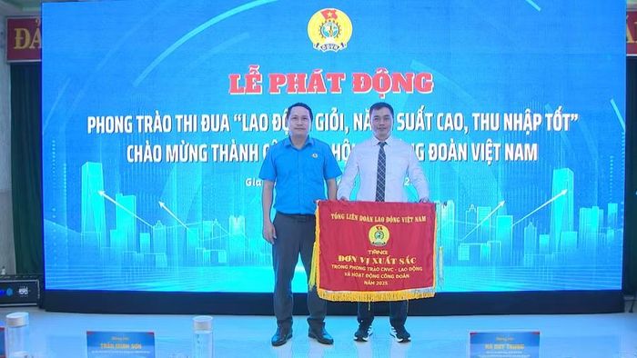  LĐLĐ tỉnh Gia Lai trao cờ thi đua của Tổng Liên đoàn Lao động Việt Nam cho Công đoàn cơ sở Bệnh viện Đa khoa Trung tâm tỉnh. Ảnh: Bảo Long 