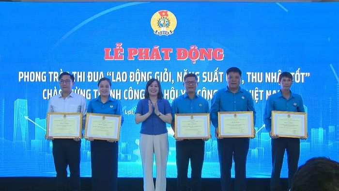  Trao bằng khen của Ban chấp hành Tổng Liên đoàn Lao động Việt Nam cho các tập thể, cá nhân tiêu biểu trong phong trào thi đua lao động giỏi , xây dựng tổ chức Công đoàn vững mạnh năm 2025. Ảnh: Bảo Long 