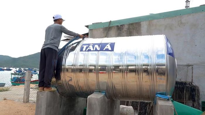  Nước sạch được vận chuyển bằng tàu từ đất liền sang Hải Minh và bơm vào hệ thống bồn chứa phục vụ người dân. Ảnh: Dũng Nhân 