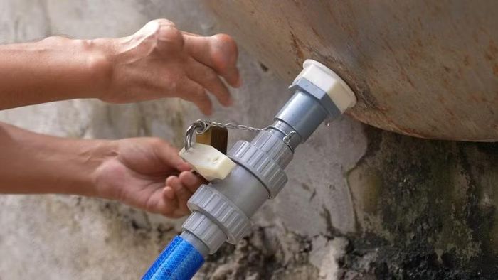  Hệ thống van cấp nước tại Hải Minh chính thức được mở, đưa nguồn nước ngọt trở lại với người dân sau nhiều tháng chờ đợi. Ảnh: Dũng Nhân 