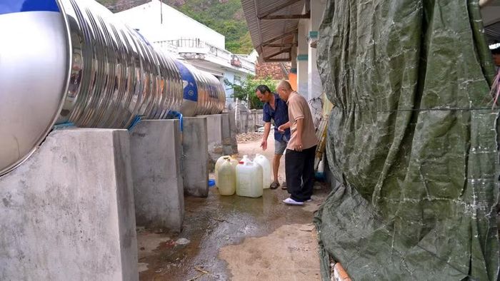  Người dân Hải Minh đến lấy nước tại các bồn chứa tập trung do địa phương bố trí. Ảnh: Dũng Nhân 