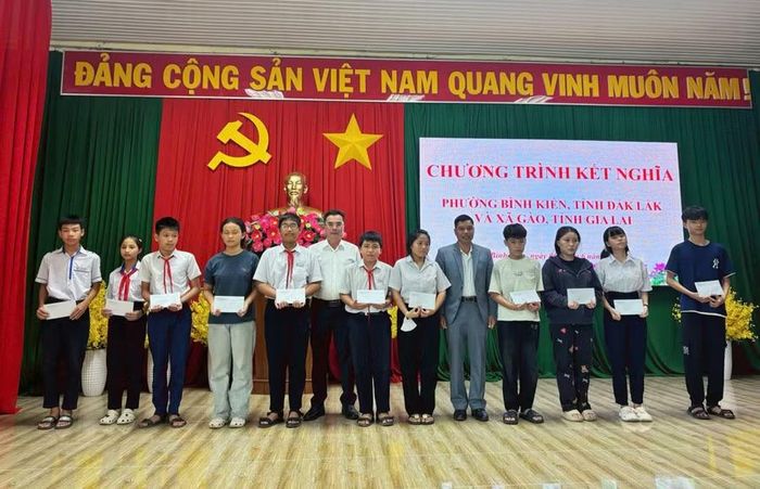 Lãnh đạo Đảng ủy xã Gào trao quà cho học sinh có hoàn cảnh khó khăn của phường Bình Kiến. Ảnh: Bá Bính