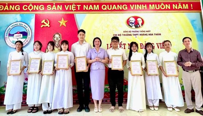 Chi bộ Trường THPT Hoàng Hoa Thám kết nạp 9 học sinh vào Đảng. Ảnh: ĐVCC