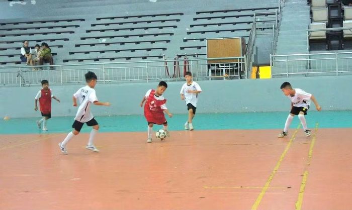  Các cầu thủ đội bóng U11 tỉnh Gia Lai tích cực tập luyện. Ảnh: R'Ô HOK 