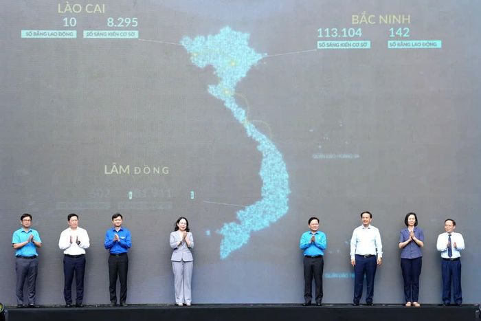 Lãnh đạo Đảng, Nhà nước, Tổng Liên đoàn Lao động Việt Nam và các đại biểu thực hiện nghi thức phát động phong trào. Ảnh: Báo Lao Động.