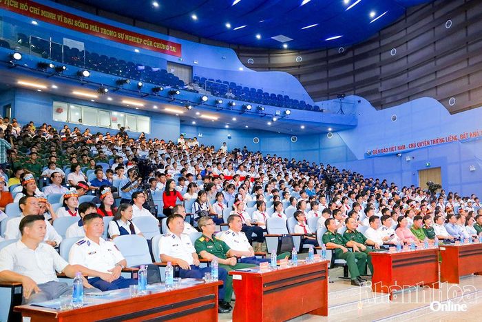 Các đại biểu theo dõi cuộc thi. 