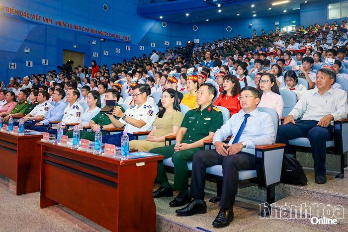 Các đại biểu theo dõi cuộc thi. 