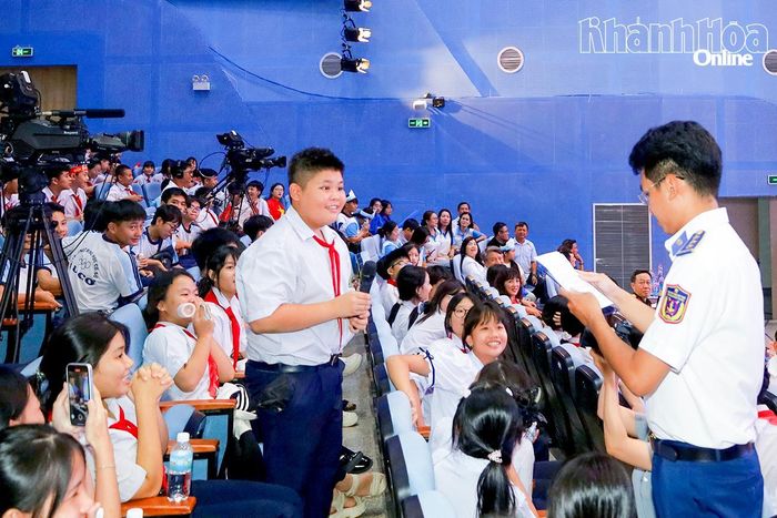 Một cổ động viên tham gia phần thi dành cho khán giả.