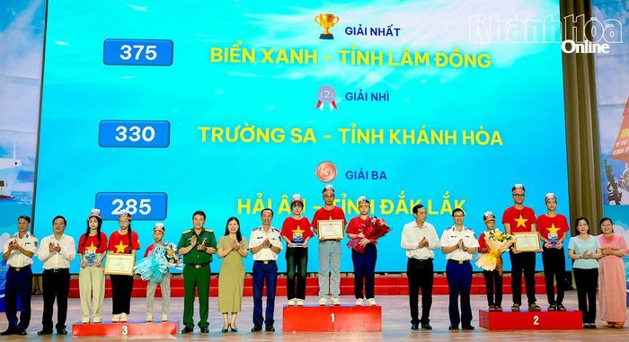 Ban tổ chức và các đại biểu trao giải cho các đội thi.