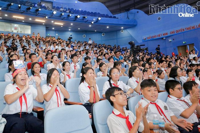 Cổ động viên cổ vũ cho các đội thi.