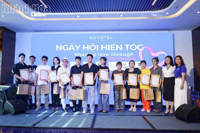 Ban tổ chức trao giấy chứng nhận cho các salon tóc đồng hành.