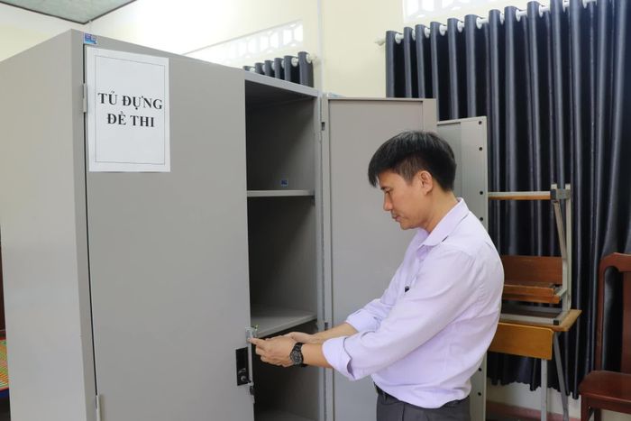Kiểm tra tủ chứa đề thi, bài thi tại điểm thi Trường THCS Phan Chu Trinh (xã Diên Khánh).