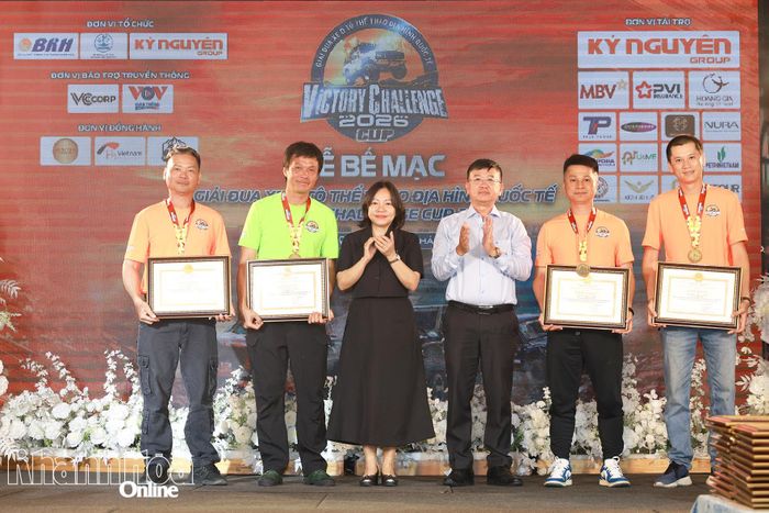 Ban tổ chức tặng giấy khen cho Ban điều hành giải.