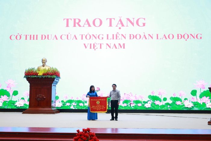 Thừa ủy quyền của Tổng LĐLĐ Việt Nam, đồng chí Sùng A Hồ - Phó Bí thư Tỉnh ủy, Trưởng Đoàn Đại biểu Quốc hội tỉnh trao Cờ thi đua xuất sắc của Tổng LĐLĐ Việt Nam cho Đại diện Công đoàn Cơ sở Ban Quản lý dự án Đầu tư xây dựng tỉnh Lai Châu.