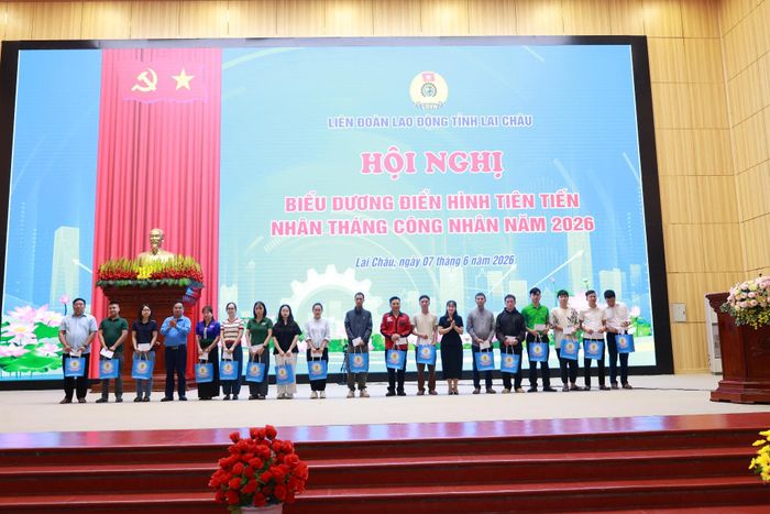 Lãnh đạo LĐLĐ tỉnh, Ban Tuyên giáo và Dân vận Tỉnh ủy trao quà cho đoàn viên, người lao động nhân Tháng công nhân năm 2026.