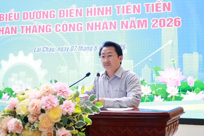 Đồng chí Sùng A Hồ - Phó Bí thư Tỉnh ủy, Trưởng Đoàn Đại biểu Quốc hội tỉnh phát biểu chỉ đạo tại hội nghị.