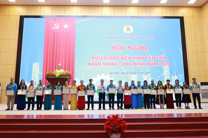 Đồng chí Sùng A Hồ - Phó Bí thư Tỉnh ủy, Trưởng Đoàn Đại biểu Quốc hội tỉnh cùng lãnh đạo Ủy ban MTTQ Việt Nam tỉnh trao Bằng khen của LĐLĐ tỉnh Lai Châu cho cá nhân có thành tích xuất sắc trong “Học tập và làm theo tư tưởng, đạo đức, phong cách Hồ Chí Minh giai đoạn 2023-2025.