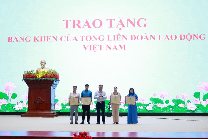 Thừa ủy quyền của Tổng LĐLĐ Việt Nam, đồng chí Tống Thanh Bình, Ủy viên Ban Thường vụ Tỉnh ủy, Phó Chủ tịch Thường trực Ủy ban MTTQ Việt Nam tỉnh trao tặng Bằng khen của Tổng LĐLĐ Việt Nam cho các cá nhân.