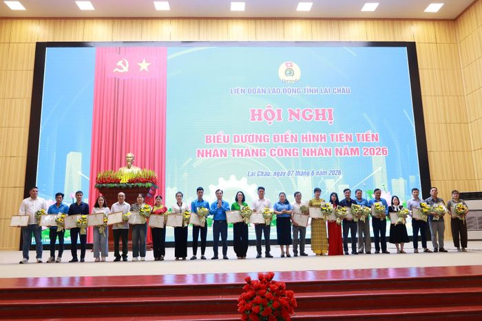 Lãnh đạo LĐLĐ tỉnh trao Bằng khen cho cá nhân có thành tích xuất sắc trong lao động, sản xuất Nhân Tháng Công nhân năm 2026. 