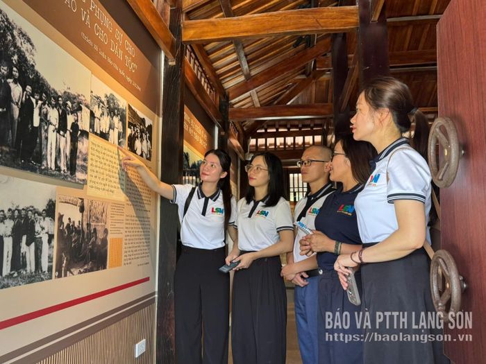 Đảng viên Chi bộ tham quan Khu di tích quốc gia Trường dạy làm báo Huỳnh Thúc Kháng