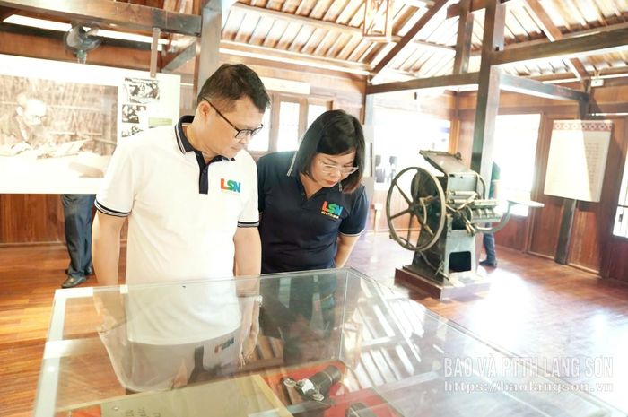 Đảng viên Chi bộ tham quan Khu di tích quốc gia Trường dạy làm báo Huỳnh Thúc Kháng