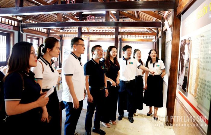 Đảng viên Chi bộ tham quan Khu di tích quốc gia Trường dạy làm báo Huỳnh Thúc Kháng