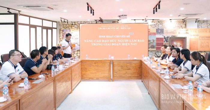 Đảng viên Chi bộ Chuyên đề - Biên tập sinh hoạt chuyên đề với chủ đề “nâng cao đạo đức người làm báo trong giai đoạn hiện nay”