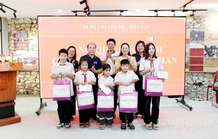 Đại diện Chi bộ Chuyên đề- Biên tập và đại diện xã Đại Phúc trao quà cho các em học sinh có hoàn cảnh khó khăn