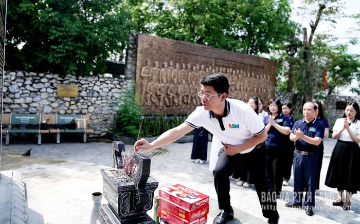 Đảng viên Chi bộ dâng hương tại Khu di tích quốc gia Trường dạy làm báo Huỳnh Thúc Kháng